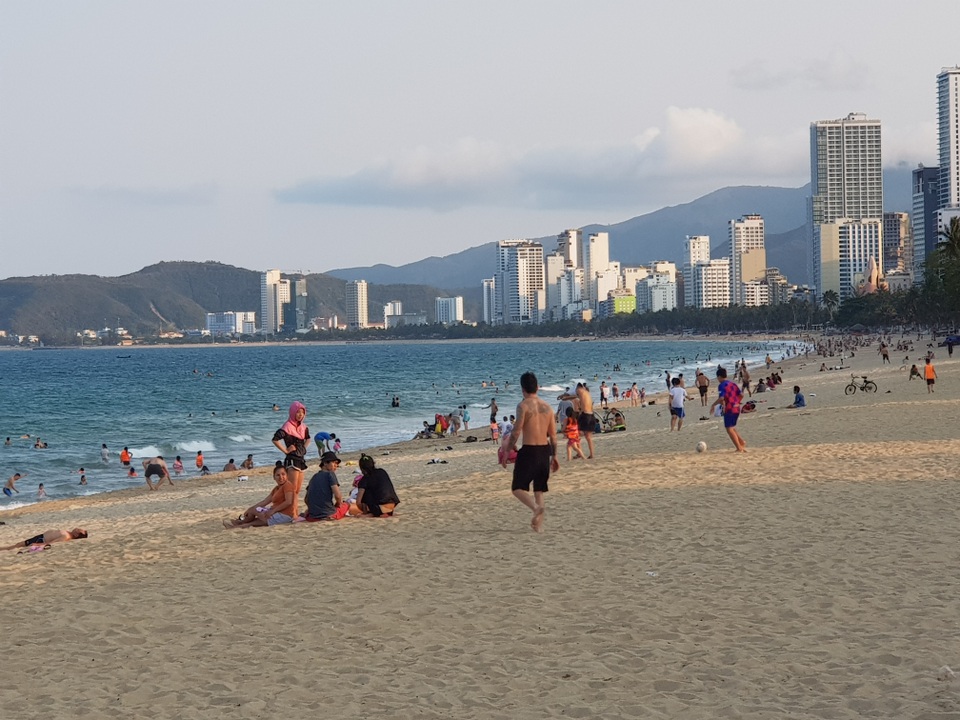 Nha Trang lập chốt, yêu cầu người dân không tụ tập trên bãi biển - 5 Nha Trang lập chốt, yêu cầu người dân không tụ tập trên bãi biển - 5