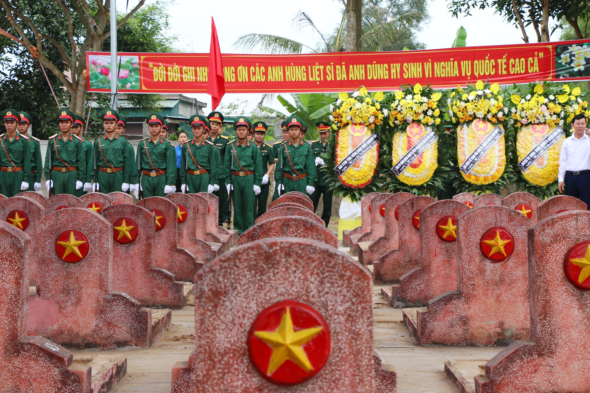 Tình nghĩa nơi thăm thẳm rừng già bên kia biên giới