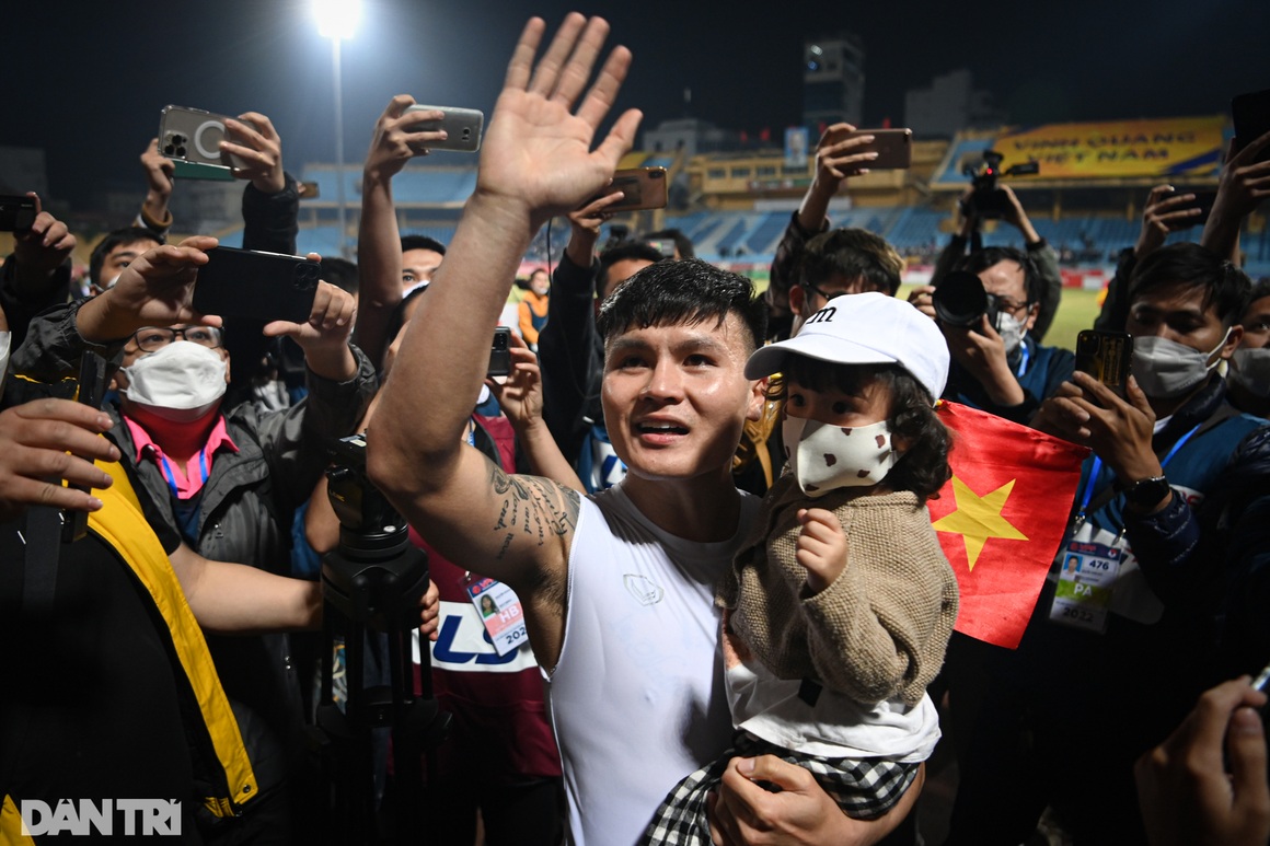 Quang Hải mắt đỏ hoe, ngậm ngùi nhìn khán giả trong ngày chia tay V-League - 10 Quang Hải mắt đỏ hoe, ngậm ngùi nhìn khán giả trong ngày chia tay V-League - 10