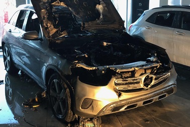 Mercedes-Benz GLC đột nhiên bốc cháy bên trong đại lý