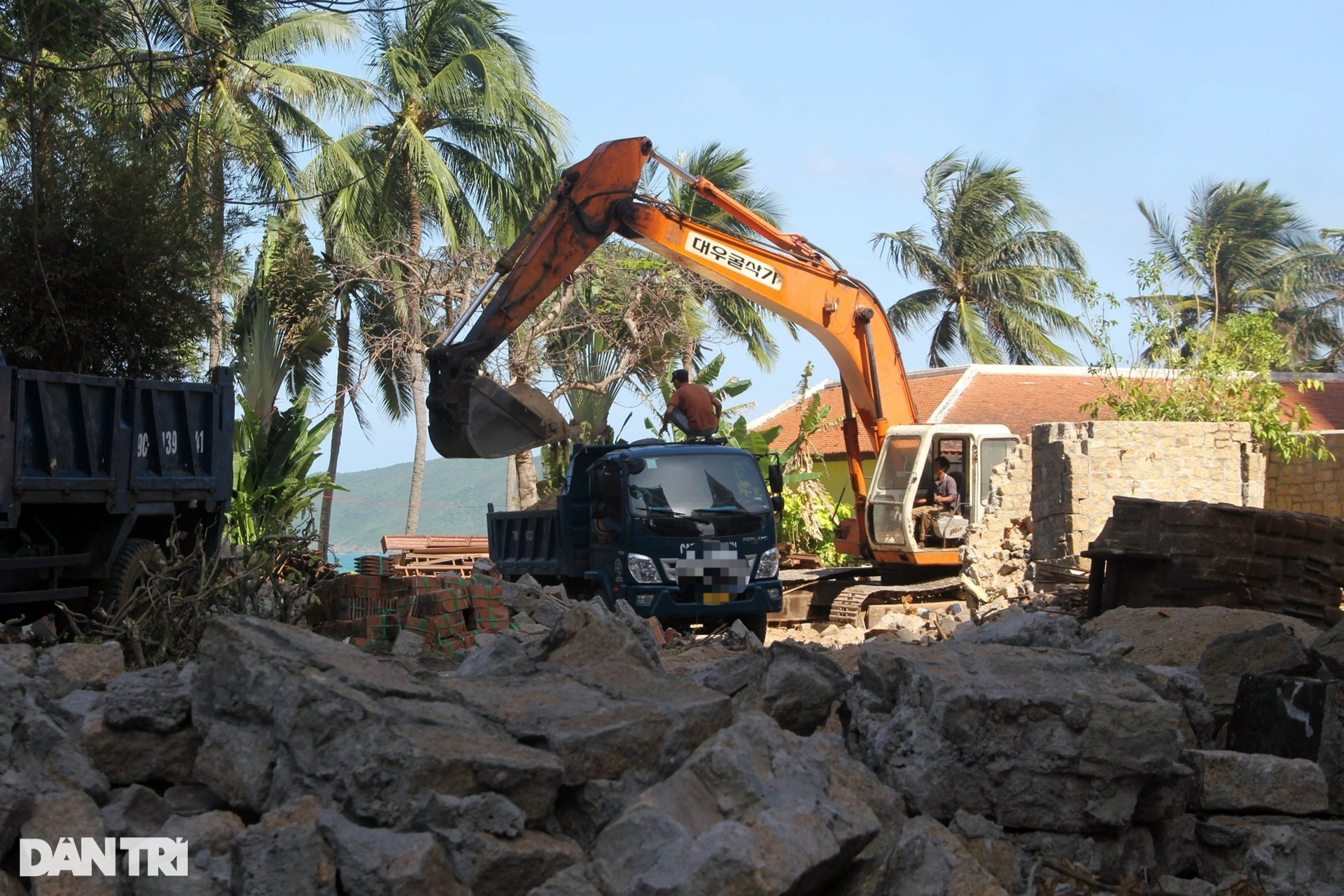 Đang tháo dỡ khu nghỉ mát khủng chắn biển ở Nha Trang - 10 Đang tháo dỡ khu nghỉ mát khủng chắn biển ở Nha Trang - 10