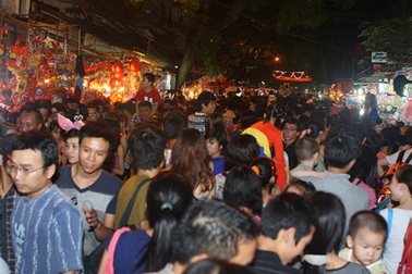 Phố cổ Hà thành chật cứng người đi chơi Trung thu sớm