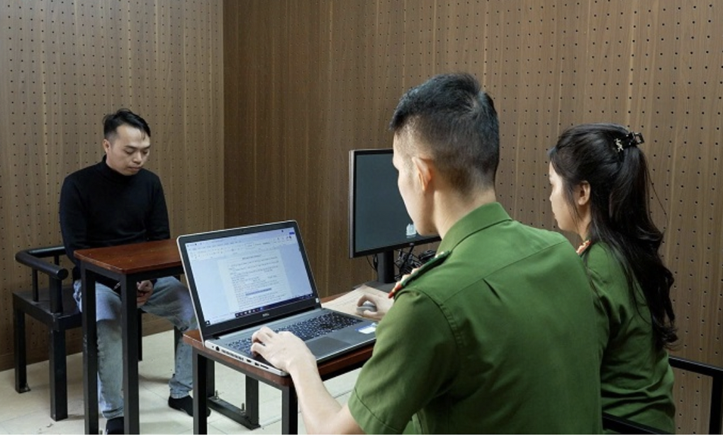 Triệt phá nhóm cho vay nặng lãi qua app, lãi suất hơn 2.000%/năm - 1 Triệt phá nhóm cho vay nặng lãi qua app, lãi suất hơn 2.000%/năm - 1