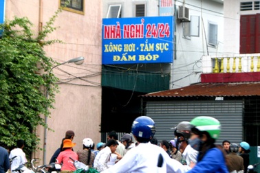 Nam thanh niên chết trong tư thế treo cổ tại nhà nghỉ