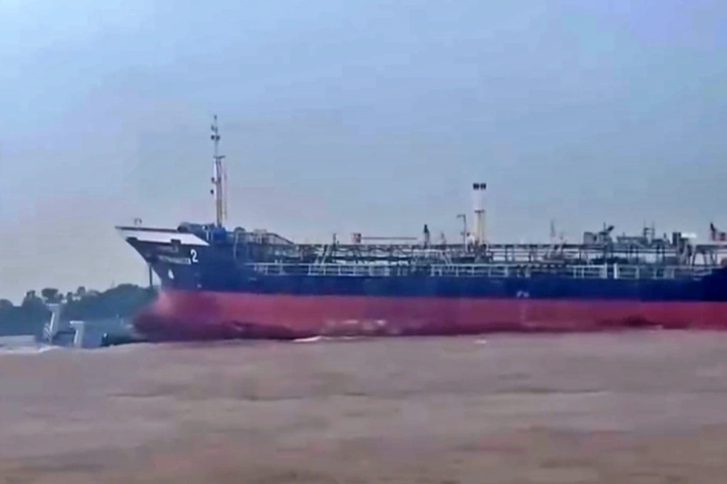 Tàu hàng tông phà chở khách, nhiều người văng xuống sông ở miền Tây - 1 Tàu hàng tông phà chở khách, nhiều người văng xuống sông ở miền Tây - 1