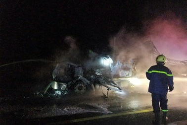 Cháy xe bồn, hơn 30 tấn mủ cao su bị thiêu rụi