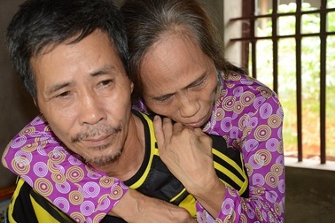 Xót xa cảnh em trai cụt tay chăm chị bại liệt trong nghèo khó