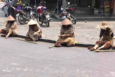 Người nhà ông Phan Văn Anh Vũ tổ chức diễn trò ăn xin tràn phố cổ Hội An