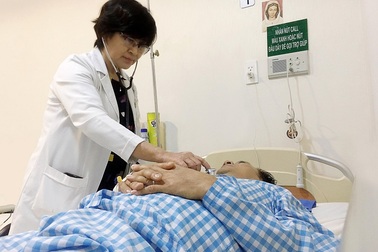 Cắt da, nặn máu trị thoái hóa đốt sống, bệnh nhân nhiễm khuẩn nguy kịch