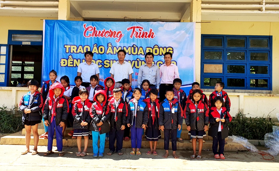 Trao tặng 500 áo ấm đến với học sinh vùng cao Quảng Nam - 2