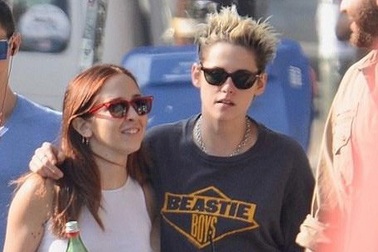 Kristen Stewart quấn quýt bạn gái mới không rời