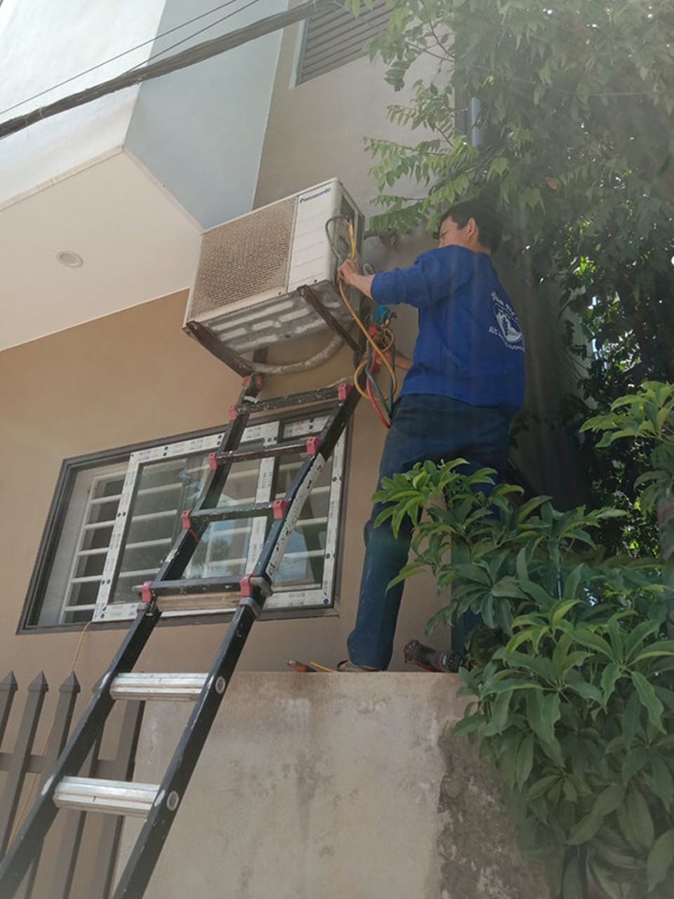 Căng mình giữa nắng nóng, thợ lắp điều hòa kiếm tiền triệu/ngày - 2 Căng mình giữa nắng nóng, thợ lắp điều hòa kiếm tiền triệu/ngày - 2