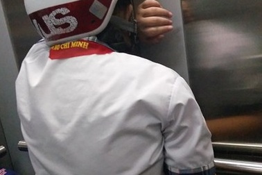 Băn khoăn hình ảnh cô học trò ngủ gục trong thang máy