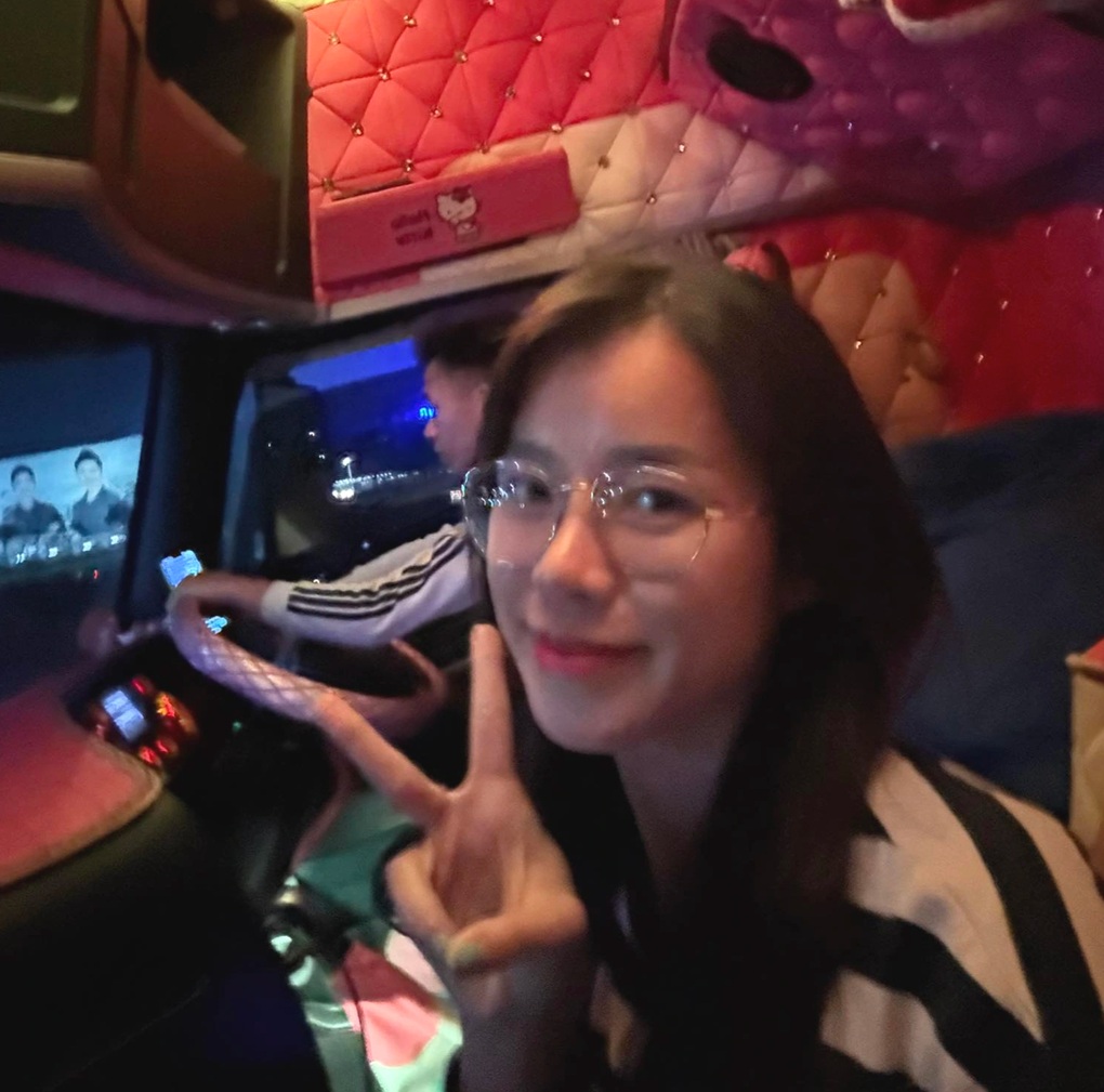 Vợ chồng nữ tài xế thay nhau lái xe tải, chở nhiều tấn gạo cứu trợ vùng lũ - 1 Vợ chồng nữ tài xế thay nhau lái xe tải, chở nhiều tấn gạo cứu trợ vùng lũ - 1