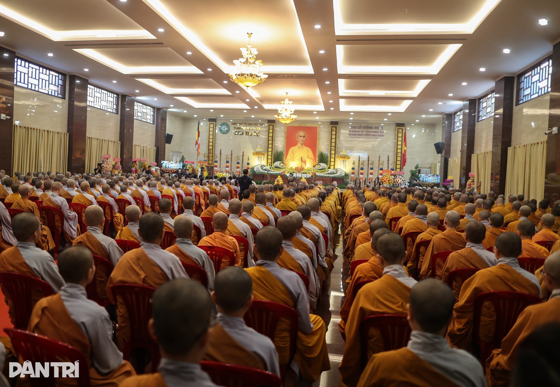 Phật tử khóc nghẹn tại lễ tưởng niệm 60 năm Bồ tát Thích Quảng Đức tự thiêu - 1 Phật tử khóc nghẹn tại lễ tưởng niệm 60 năm Bồ tát Thích Quảng Đức tự thiêu - 1