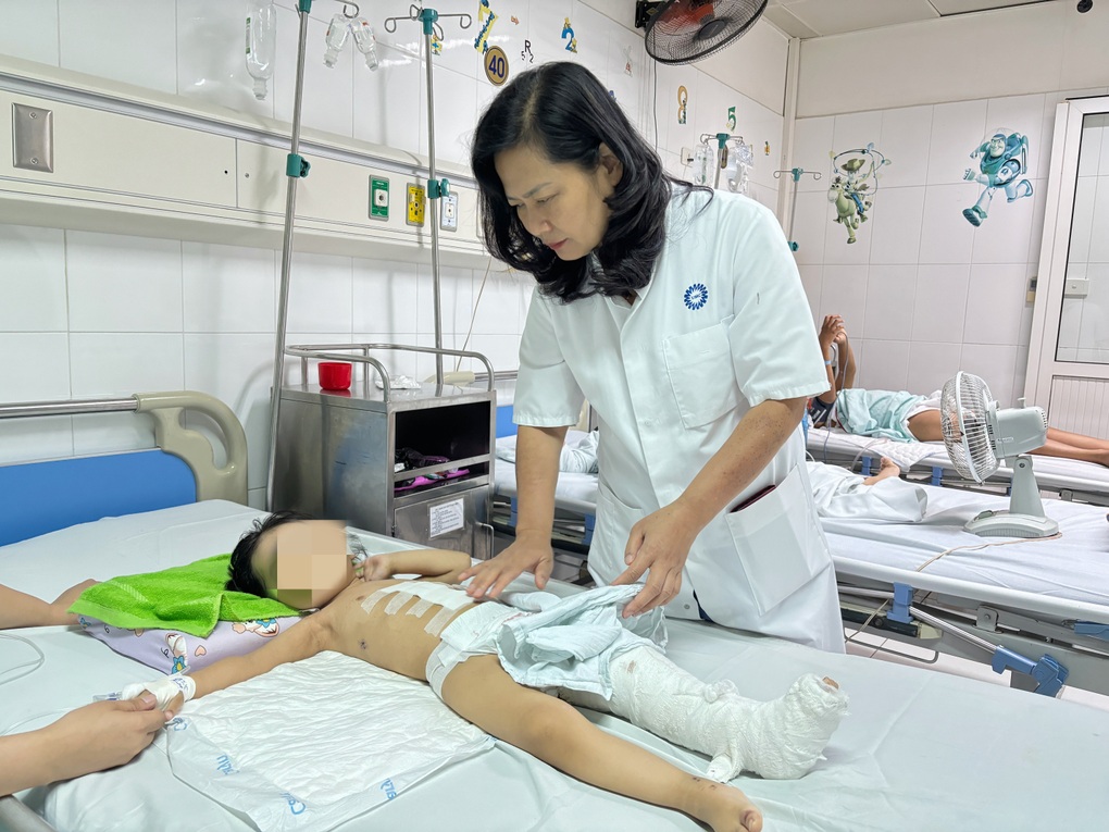 Kỳ tích cứu sống bé gái 3 tuổi bị xe công nông cán qua người - 1 Kỳ tích cứu sống bé gái 3 tuổi bị xe công nông cán qua người - 1