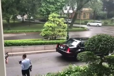 Tống thống Mỹ lên xe dời trụ sở Chính phủ, nơi ông hội kiến Thủ tướng Nguyễn Xuân Phúc