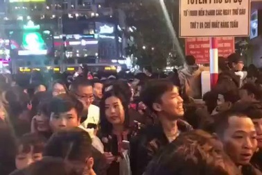 Dòng người chen chúc nhau,  nhích từng tí một trong lễ hội Countdown 2018 - Hồ Gươm (Video Trần Thanh)