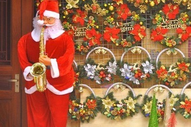 Ông già Noel lắc hông, thổi kèn giá tiền triệu, hàng trà chanh cũng mua về hút khách