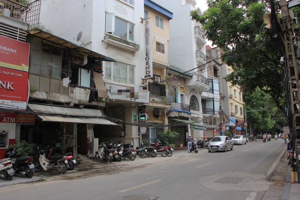 Vắng khách quốc tế, gia sản trăm tỷ trên phố cổ Hà Nội “đóng cửa, phủ bụi” - 4 Vắng khách quốc tế, gia sản trăm tỷ trên phố cổ Hà Nội “đóng cửa, phủ bụi” - 4