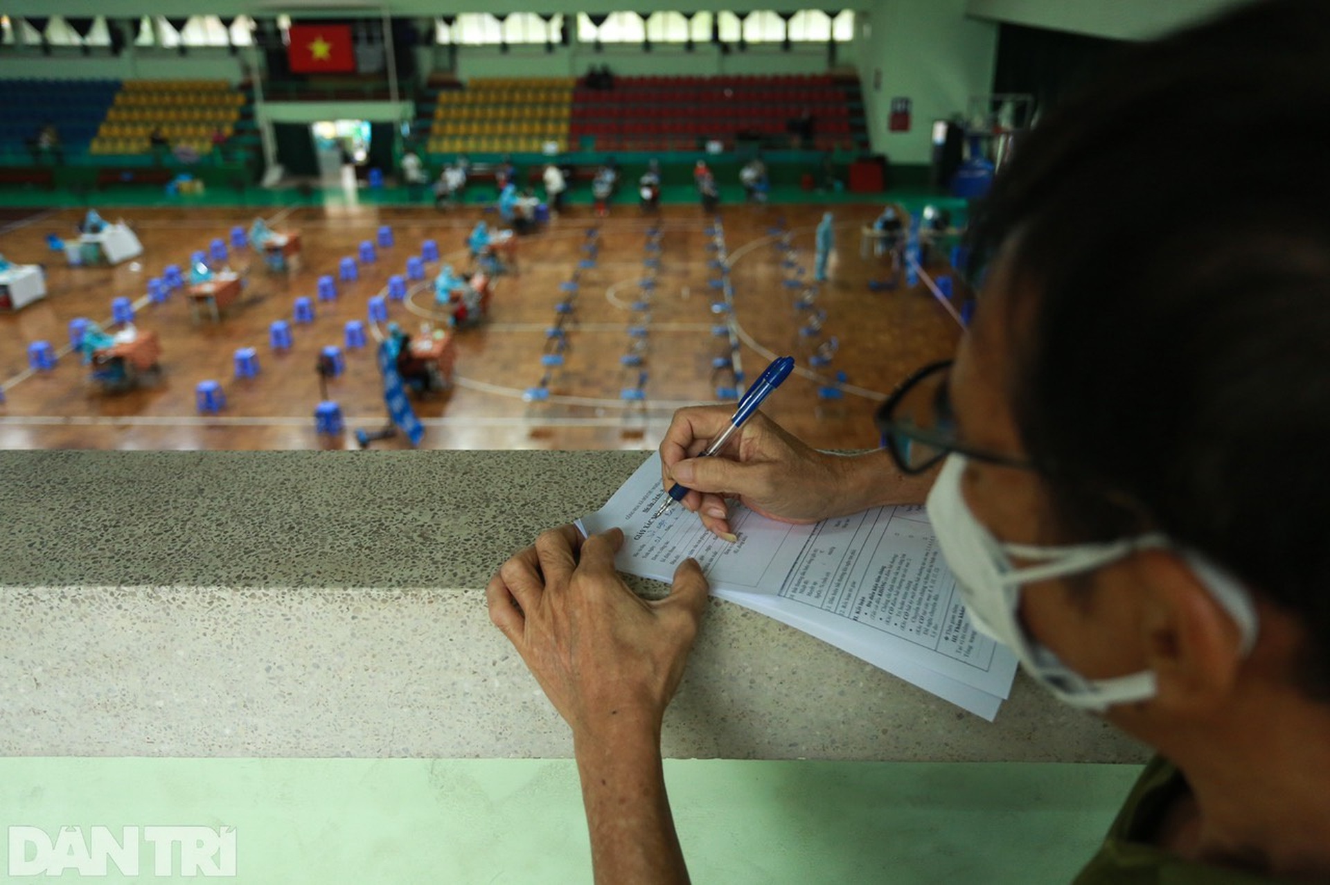 Người dân TPHCM đội mưa lớn đi tiêm vắc xin ngừa Covid-19 đợt 5 - 8 Người dân TPHCM đội mưa lớn đi tiêm vắc xin ngừa Covid-19 đợt 5 - 8