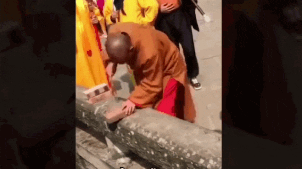Sử dụng “Nhất dương chỉ” phá gạch, võ sư Thiếu Lâm trở thành trò cười - 1 Sử dụng “Nhất dương chỉ” phá gạch, võ sư Thiếu Lâm trở thành trò cười - 1