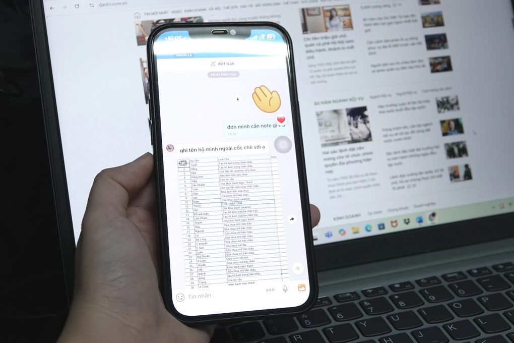 Nữ nhân viên ở Hà Nội bị đình chỉ vì bắt shipper ghi tên lên 30 cốc chè - 1 Nữ nhân viên ở Hà Nội bị đình chỉ vì bắt shipper ghi tên lên 30 cốc chè - 1