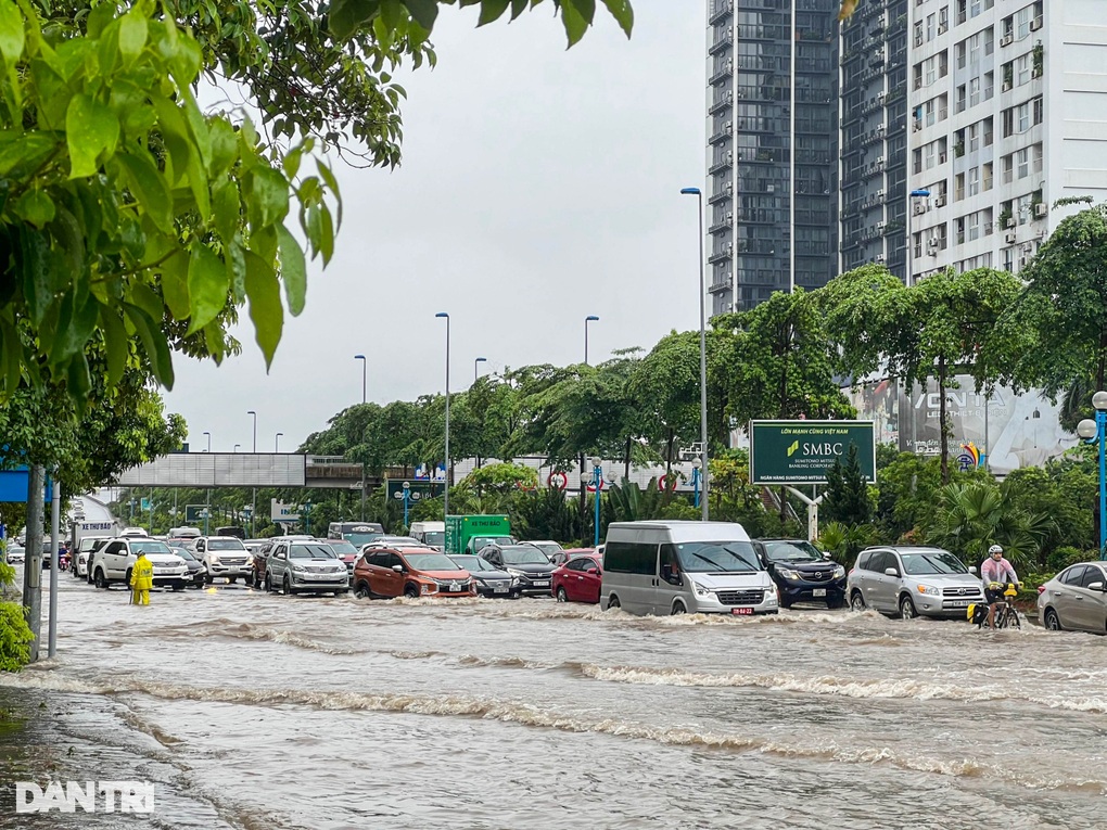 Hà Nội: Mưa lớn ngày cuối tuần, hàng loạt ô tô chết máy - 1 Hà Nội: Mưa lớn ngày cuối tuần, hàng loạt ô tô chết máy - 1