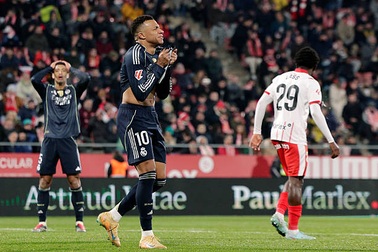 Real Madrid tiếp tục "vấp ngã", mất ngôi đầu vào tay Barcelona