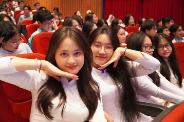 Hồ sơ thi lớp 10 Trường Phổ thông Năng khiếu giảm nhẹ, sức hút vẫn lớn