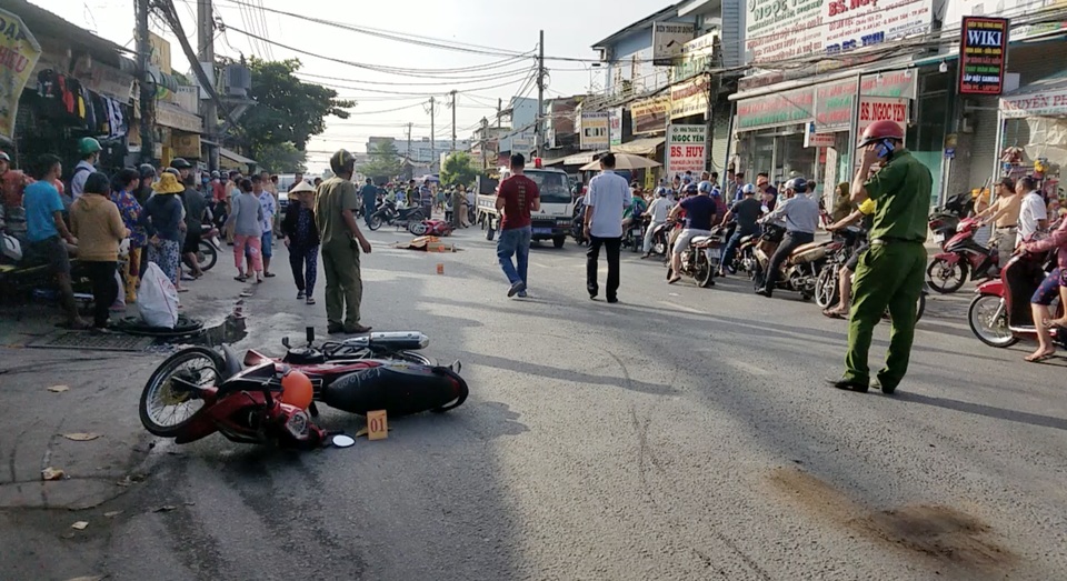Va chạm xe máy, người đàn ông không đội mũ bảo hiểm tử vong - 2 Va chạm xe máy, người đàn ông không đội mũ bảo hiểm tử vong - 2