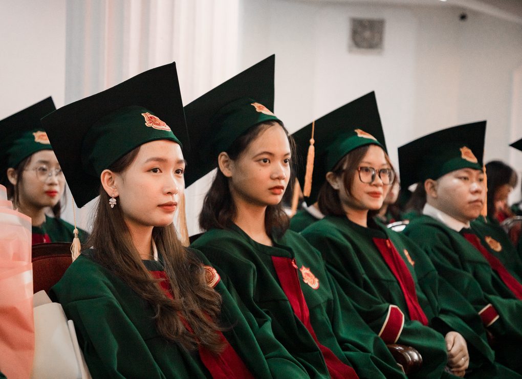 Bộ lễ phục ấn tượng của sinh viên kinh tế trong ngày tốt nghiệp - 1 Bộ lễ phục ấn tượng của sinh viên kinh tế trong ngày tốt nghiệp - 1
