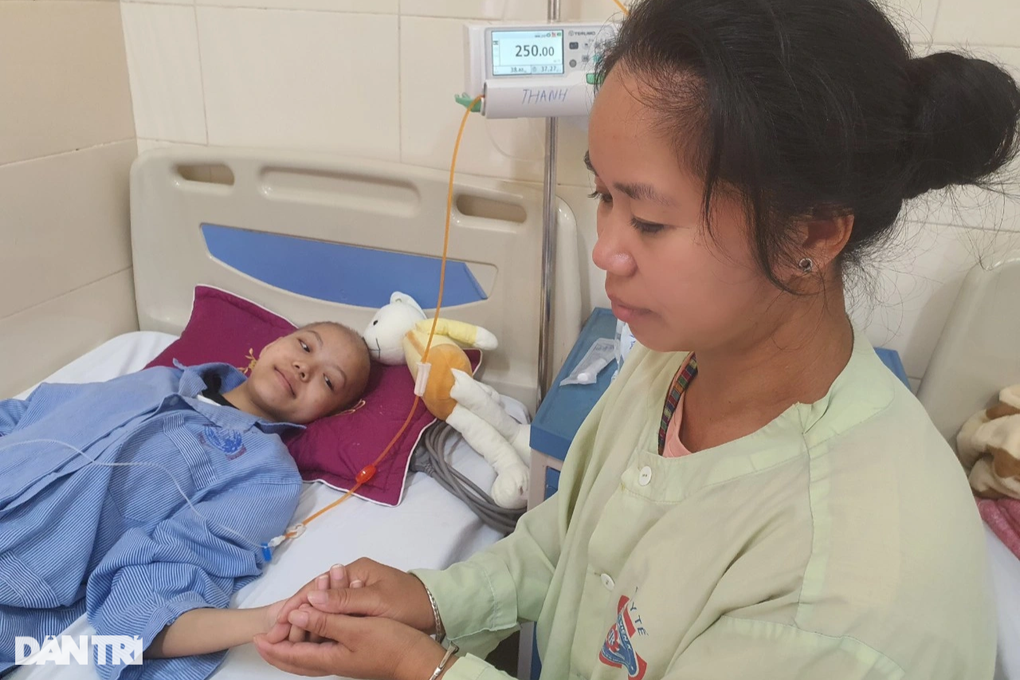 Bé gái mắc ung thư xương xin cô bác cứu chân của con - 6 Bé gái mắc ung thư xương xin cô bác cứu chân của con - 6