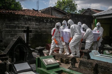 Hóa đơn hỏa táng tăng vọt gây xôn xao Indonesia giữa "sóng thần" Covid-19