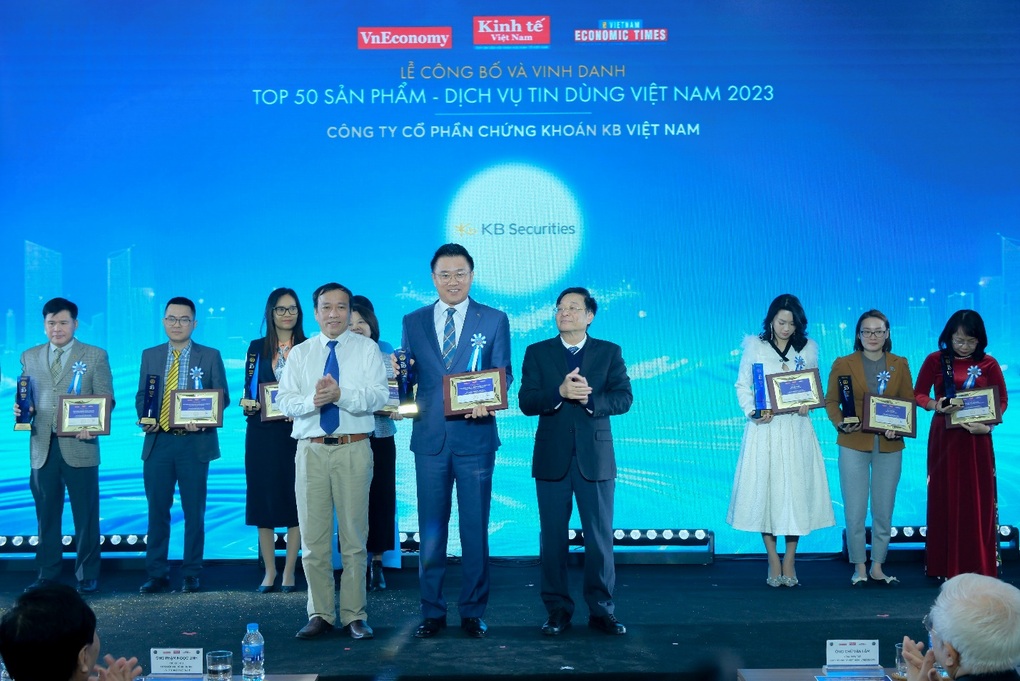 Chứng khoán KB Việt Nam liên tiếp được vinh danh tại các giải thưởng lớn - 4 Chứng khoán KB Việt Nam liên tiếp được vinh danh tại các giải thưởng lớn - 4