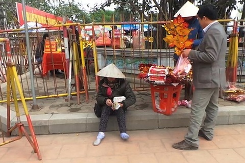 Đổi tiền lẻ nhộn nhịp tại lễ khai ấn Đền Trần