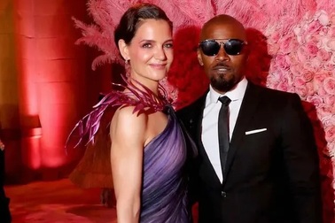 Katie Holmes lần đầu dự sự kiện cùng Jamie Foxx
