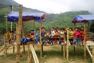 Rớt nước mắt cảnh khó khăn của học sinh điểm lẻ vùng cao xứ Thanh