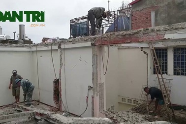 Phá dỡ ngôi nhà nghiêng gần 1m ở Hà Nội