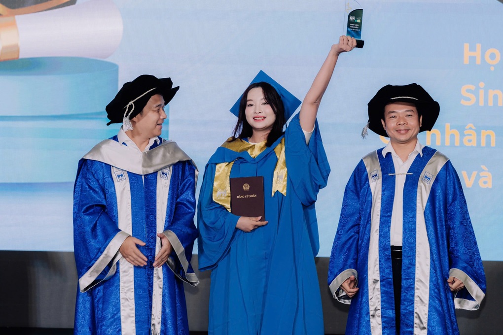 Hiệu trưởng khuyên sinh viên đừng sợ rủi ro hay bị bắt lỗi - 2 Hiệu trưởng khuyên sinh viên đừng sợ rủi ro hay bị bắt lỗi - 2