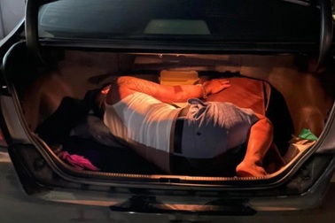 Nam thanh niên giấu bạn trong cốp ô tô để né chốt kiểm dịch ở Tuyên Quang