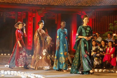 Trăm hoa đua sắc trên tà áo dài của NTK Lan Hương