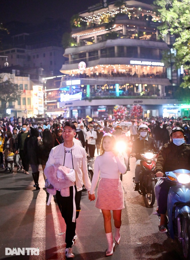 Rộn ràng không khí đón Giáng sinh tại Hà Nội - 31 Rộn ràng không khí đón Giáng sinh tại Hà Nội - 31