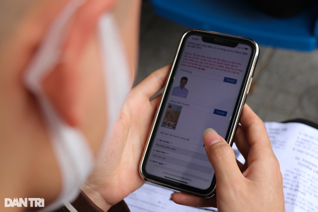 Công an cử thêm lực lượng hỗ trợ người dân gặp khó khi làm hộ chiếu online - 5 Công an cử thêm lực lượng hỗ trợ người dân gặp khó khi làm hộ chiếu online - 5
