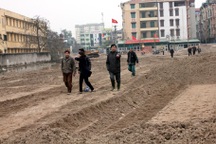 Hà Nội: Hàng trăm ngôi mộ bị vùi lấp trong đêm  