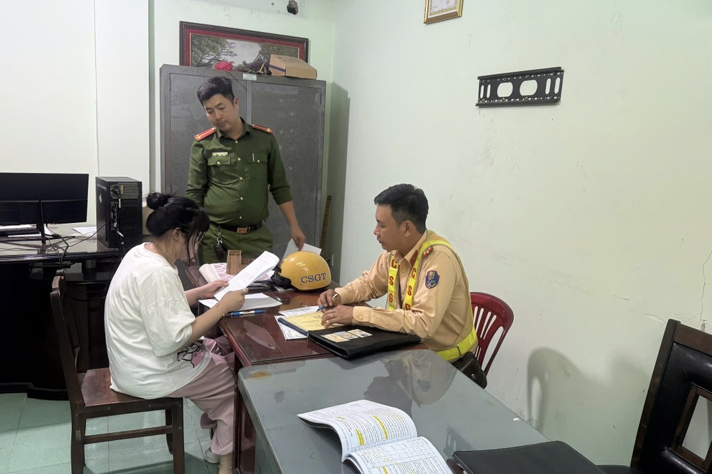 Tịch thu chiếc Vespa của cô gái buông hai tay khi lái xe ở TPHCM - 1