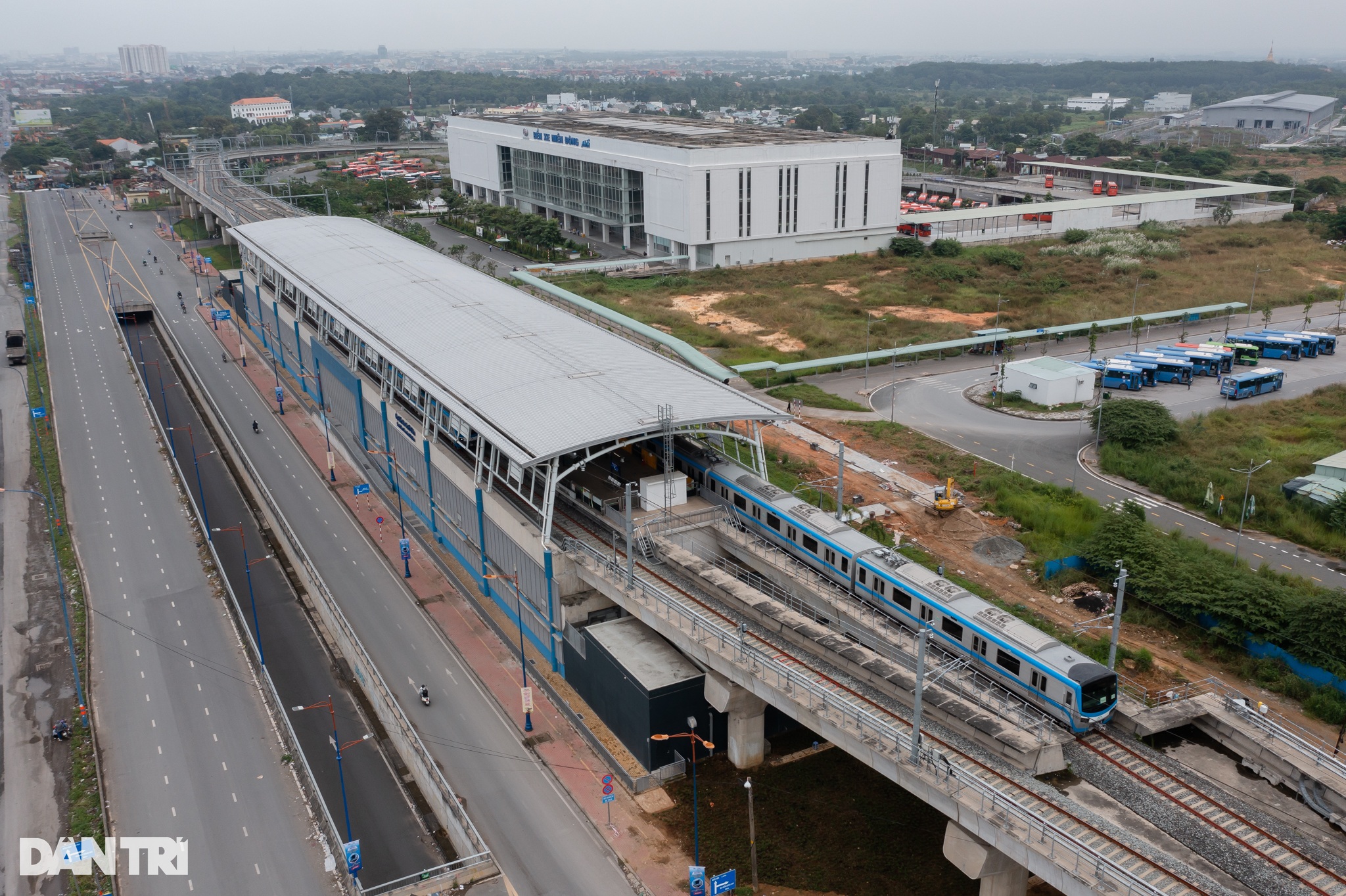 Diện mạo tuyến metro đầu tiên của TPHCM trước ngày vận hành - 7