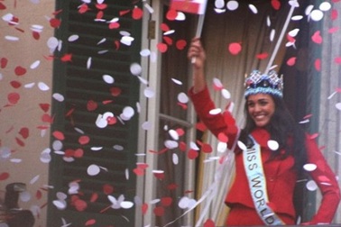 Hoa hậu Thế giới rạng rỡ ngày trở về