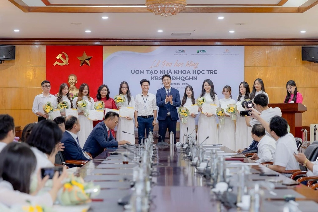 Chứng khoán KB Việt Nam tiếp tục trao tặng 1 tỷ đồng học bổng cho sinh viên - 5 Chứng khoán KB Việt Nam tiếp tục trao tặng 1 tỷ đồng học bổng cho sinh viên - 5