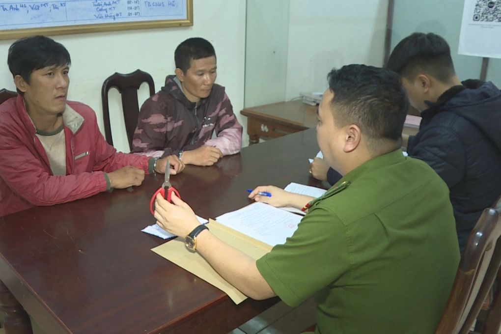 Bắt giữ 2 đối tượng giả danh công an, dùng hung khí cướp tài sản - 1 Bắt giữ 2 đối tượng giả danh công an, dùng hung khí cướp tài sản - 1